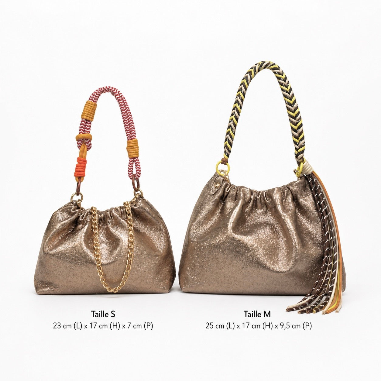 Le petit sac à main en cuir, Plissa, taille S à pour dimension: 23cm long, 17cm hauteur, 7cm épaisseur.

Le sac à main en cuir, Plissa, taille M à pour dimension: 25cm long, 17cm hauteur, et 9.5cm épaisseur.