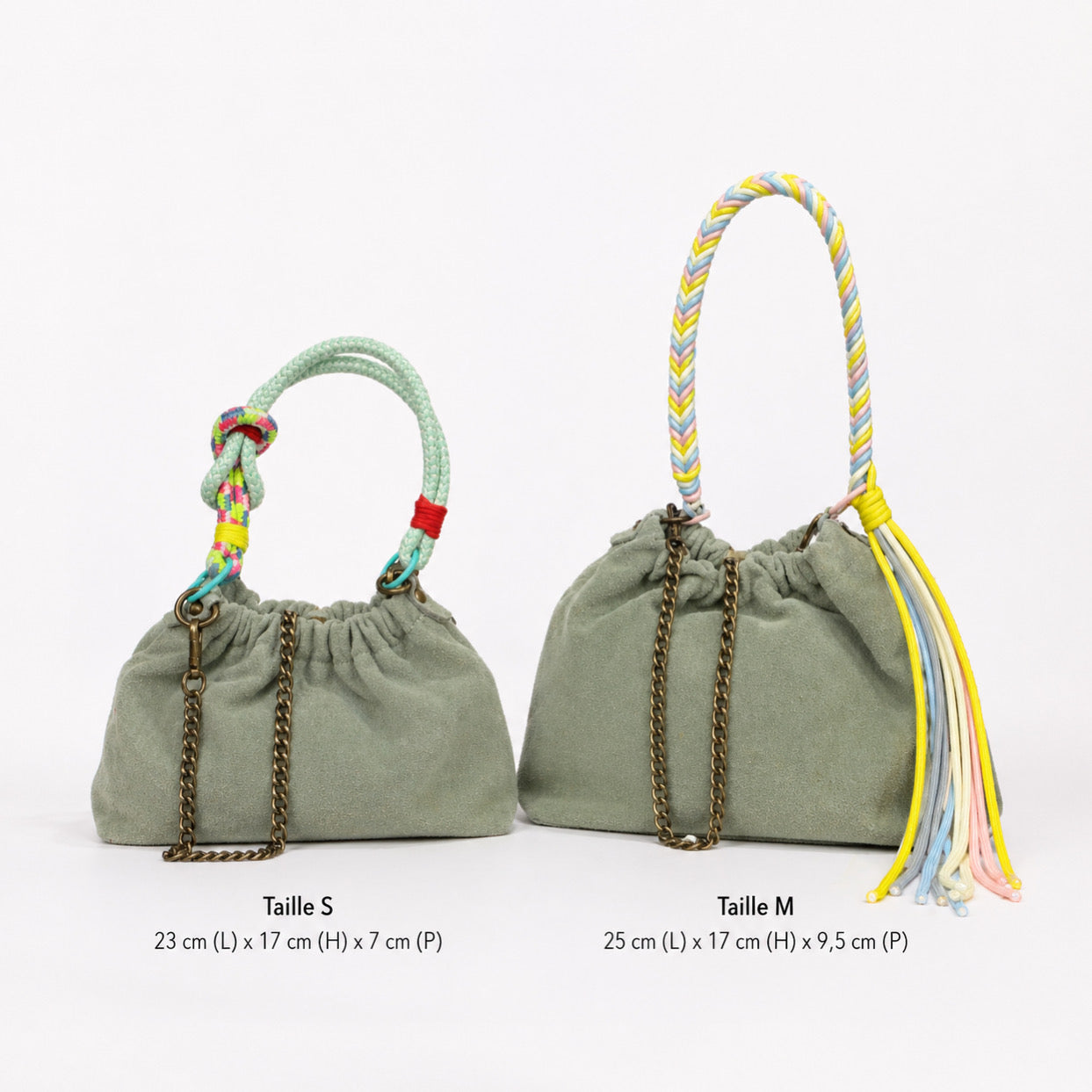 Le petit sac à main en cuir, Plissa, taille S à pour dimension: 23cm long, 17cm hauteur, 7cm épaisseur.

Le sac à main en cuir, Plissa, taille M à pour dimension: 25cm long, 17cm hauteur, et 9.5cm épaisseur.