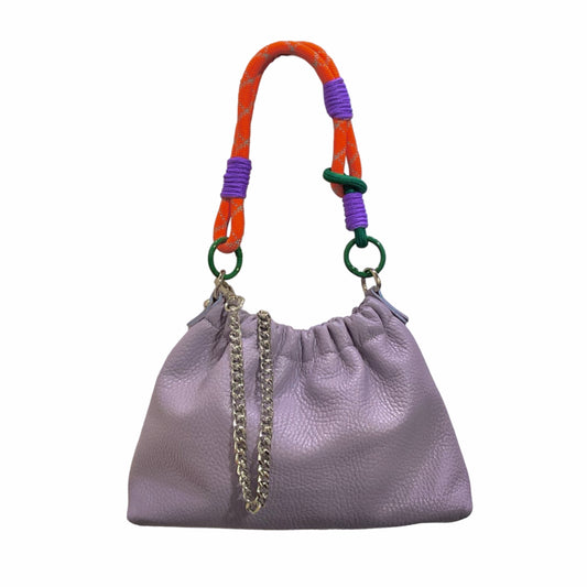 Le sac Plissa (taille S) est un modèle en cuir grainé avec un cordon tressé, doublé d'une chaîne en argent.
Fabriqué en Italie, ce petit sac séduit par son design unique au fini plissé.

Dimensions : 23 cm x 17 cm x 7 cm
Matière : Cuir de vachette grainé
Porté : Main (avec le cordon), bandoulière ou épaule (avec la chaîne).
Personnalisation : Vous pouvez personnaliser ce sac en changeant le cordon et la chaîne.
Fermeture : Pression.
