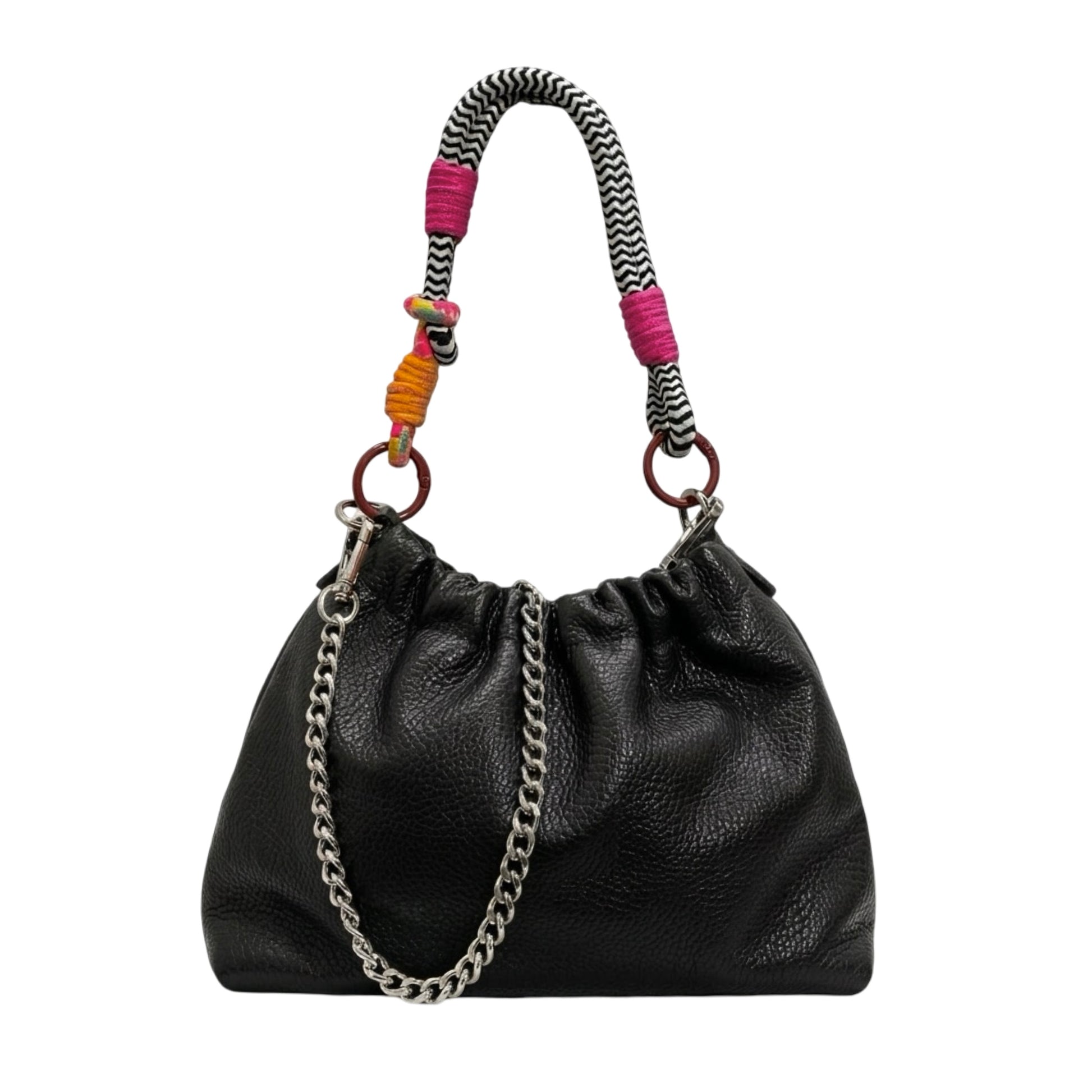 Le sac Plissa (taille S) est un modèle en cuir grainé avec un cordon tressé, doublé d'une chaîne en argent.
Fabriqué en Italie, ce petit sac séduit par son design unique au fini plissé.

Dimensions : 23 cm x 17 cm x 7 cm
Matière : Cuir de vachette grainé
Porté : Main (avec le cordon), bandoulière ou épaule (avec la chaîne).
Personnalisation : Vous pouvez personnaliser ce sac en changeant le cordon et la chaîne.
Fermeture : Pression.