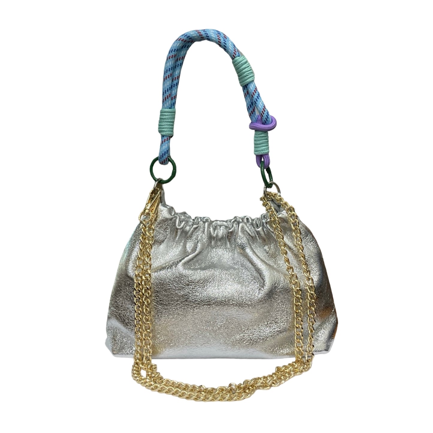 Le sac Plissa (taille S) est un modèle en cuir irisé doté d'un cordon tressé, doublé d'une chaîne en or.

Fabriqué en Italie, ce petit sac séduit par son design unique au fini plissé. Un design loin du déjà-vu, conçu pour celles qui aiment devancer la tendance. Conçu pour un porté main avec son cordon, ce modèle dispose d'une chaîne amovible pour un porté main, épaule ou bandoulière selon vos envies.