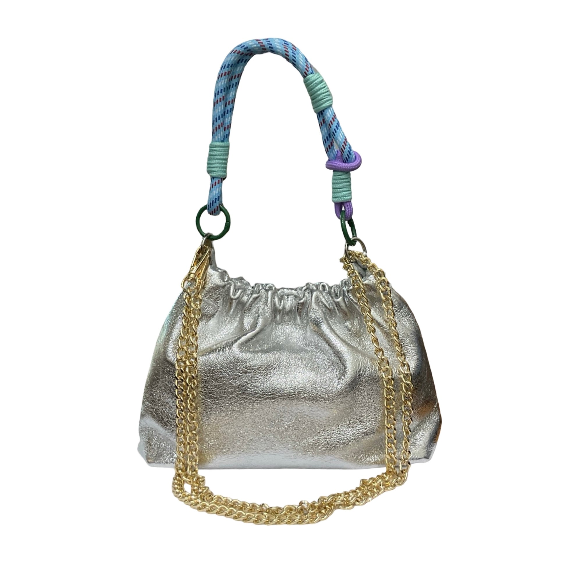 Le sac Plissa (taille S) est un modèle en cuir irisé doté d'un cordon tressé, doublé d'une chaîne en or.

Fabriqué en Italie, ce petit sac séduit par son design unique au fini plissé. Un design loin du déjà-vu, conçu pour celles qui aiment devancer la tendance. Conçu pour un porté main avec son cordon, ce modèle dispose d'une chaîne amovible pour un porté main, épaule ou bandoulière selon vos envies.