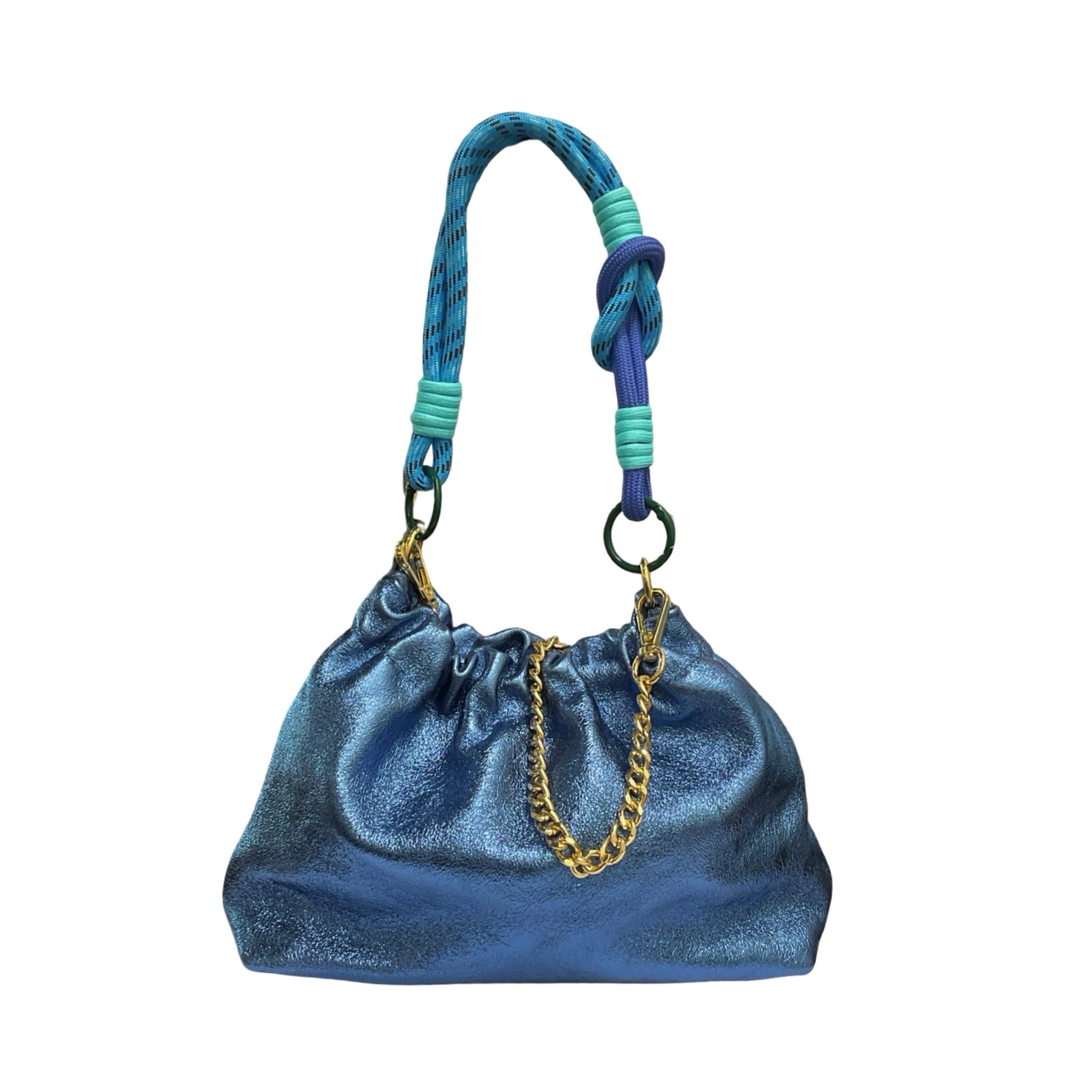 Le sac Plissa (taille S) est un modèle en cuir irisé doté d'un cordon tressé, doublé d'une chaîne en or.

Fabriqué en Italie, ce petit sac séduit par son design unique au fini plissé. Un design loin du déjà-vu, conçu pour celles qui aiment devancer la tendance. Conçu pour un porté main avec son cordon, ce modèle dispose d'une chaîne amovible pour un porté main, épaule ou bandoulière selon vos envies.