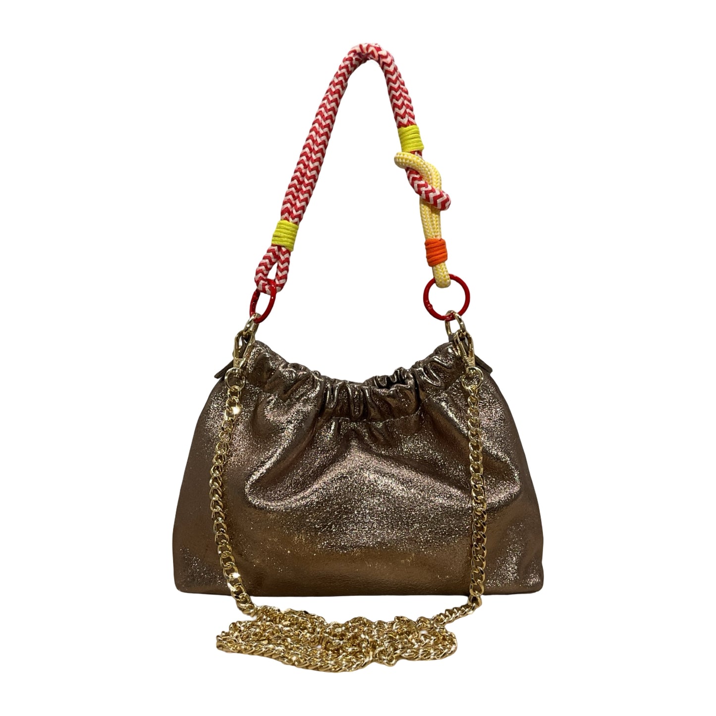 Le sac Plissa (taille S) est un modèle en cuir irisé doté d'un cordon tressé, doublé d'une chaîne en or.

Fabriqué en Italie, ce petit sac séduit par son design unique au fini plissé. Un design loin du déjà-vu, conçu pour celles qui aiment devancer la tendance. Conçu pour un porté main avec son cordon, ce modèle dispose d'une chaîne amovible pour un porté main, épaule ou bandoulière selon vos envies.