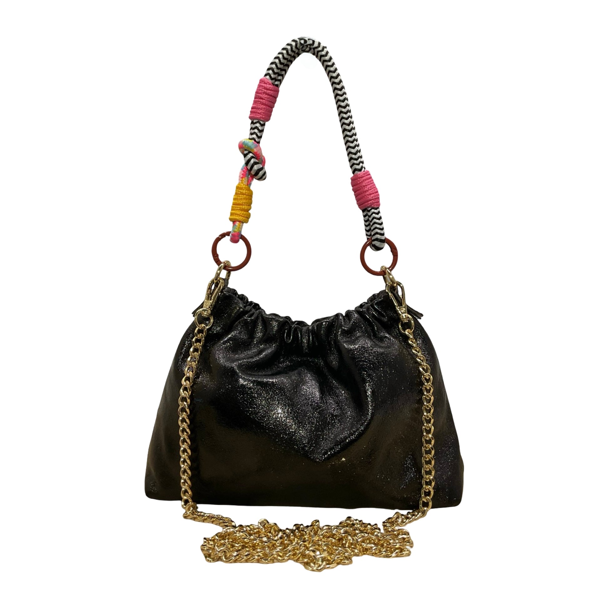 Le sac Plissa (taille S) est un modèle en cuir irisé doté d'un cordon tressé, doublé d'une chaîne en or.

Fabriqué en Italie, ce petit sac séduit par son design unique au fini plissé. Un design loin du déjà-vu, conçu pour celles qui aiment devancer la tendance. Conçu pour un porté main avec son cordon, ce modèle dispose d'une chaîne amovible pour un porté main, épaule ou bandoulière selon vos envies.