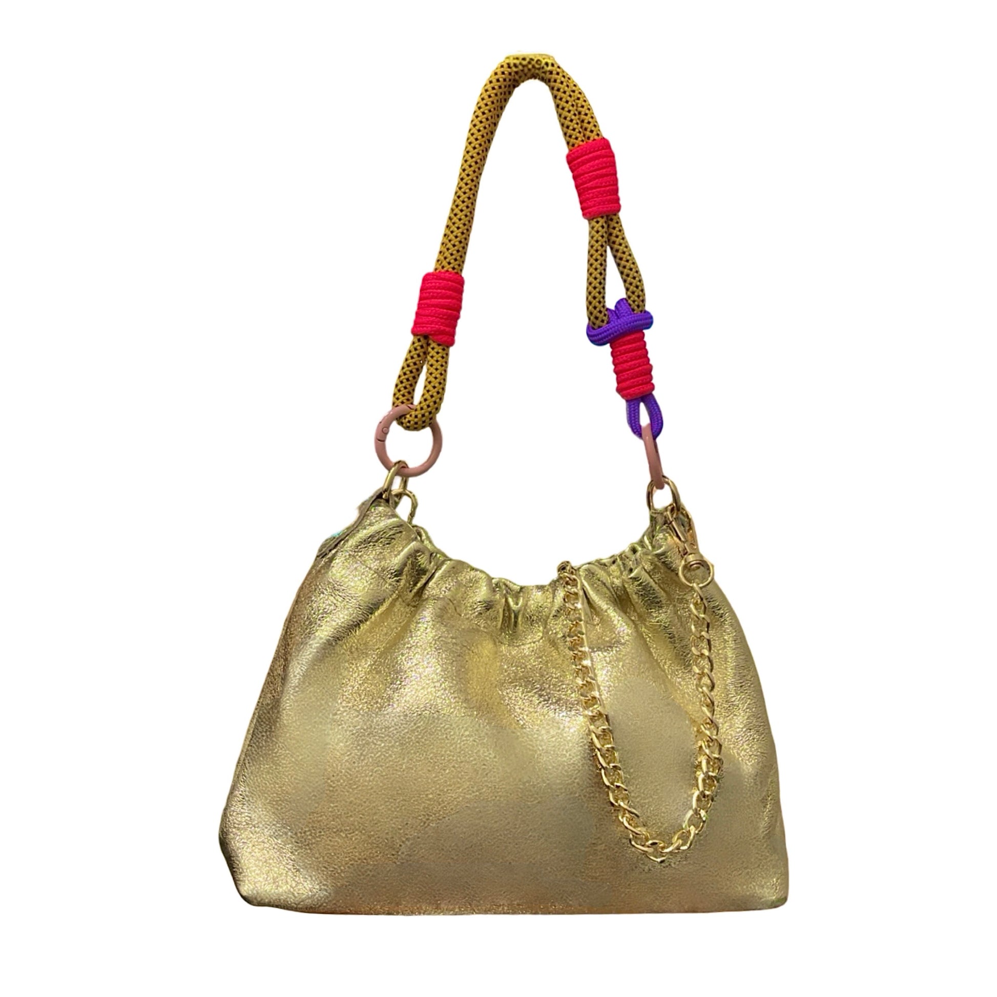 Le sac Plissa (taille S) est un modèle en cuir irisé doté d'un cordon tressé, doublé d'une chaîne en or.

Fabriqué en Italie, ce petit sac séduit par son design unique au fini plissé. Un design loin du déjà-vu, conçu pour celles qui aiment devancer la tendance. Conçu pour un porté main avec son cordon, ce modèle dispose d'une chaîne amovible pour un porté main, épaule ou bandoulière selon vos envies.