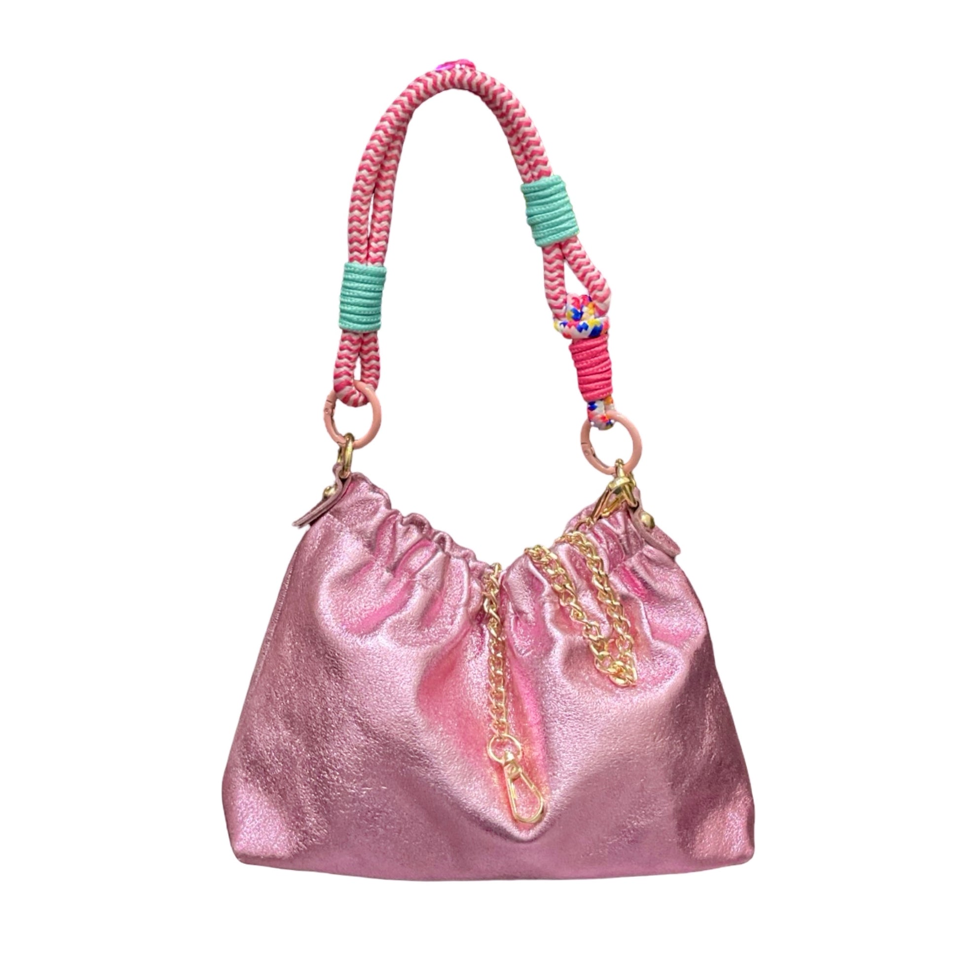 Le sac Plissa (taille S) est un modèle en cuir irisé doté d'un cordon tressé, doublé d'une chaîne en or.

Fabriqué en Italie, ce petit sac séduit par son design unique au fini plissé. Un design loin du déjà-vu, conçu pour celles qui aiment devancer la tendance. Conçu pour un porté main avec son cordon, ce modèle dispose d'une chaîne amovible pour un porté main, épaule ou bandoulière selon vos envies.