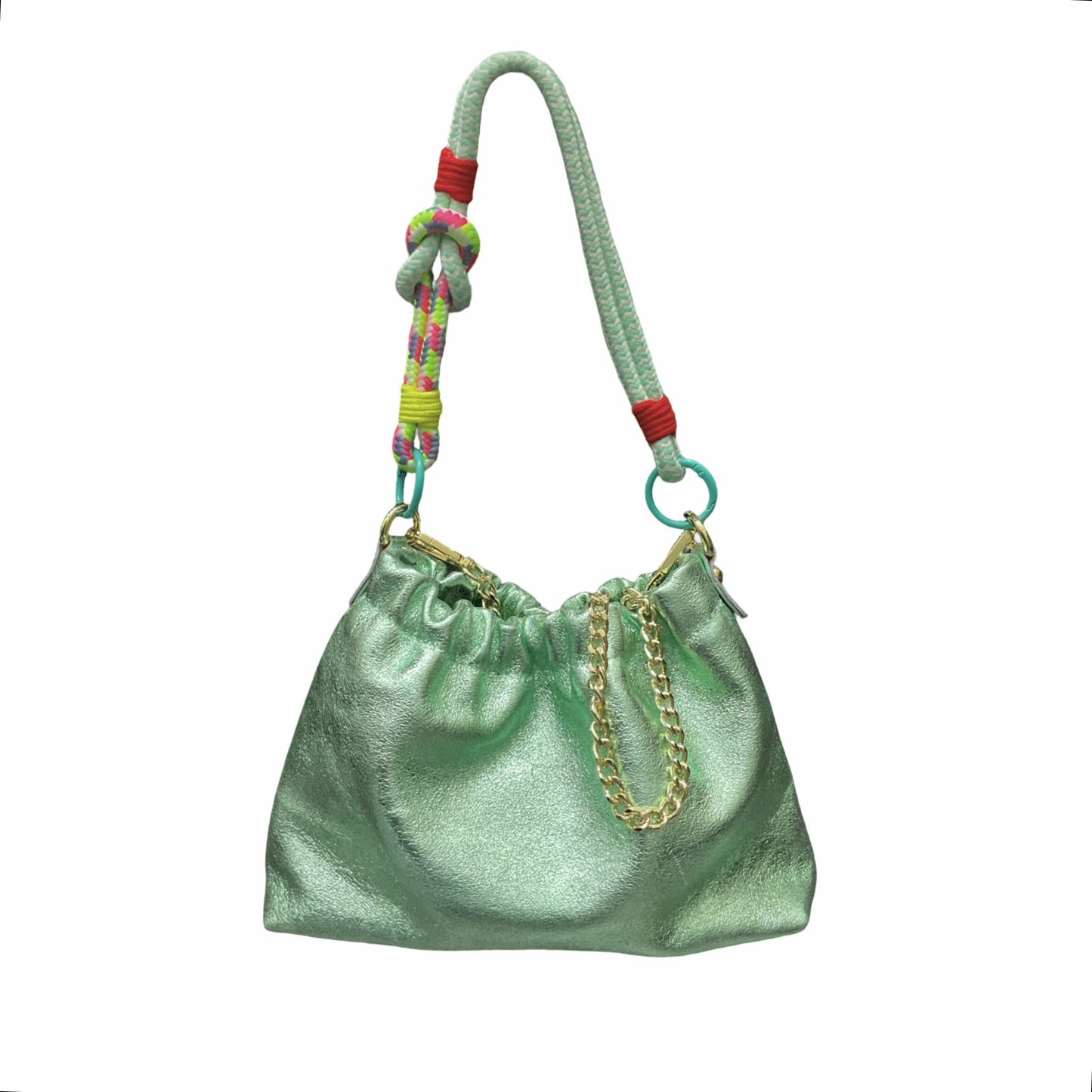 Le sac Plissa (taille S) est un modèle en cuir irisé doté d'un cordon tressé, doublé d'une chaîne en or.

Fabriqué en Italie, ce petit sac séduit par son design unique au fini plissé. Un design loin du déjà-vu, conçu pour celles qui aiment devancer la tendance. Conçu pour un porté main avec son cordon, ce modèle dispose d'une chaîne amovible pour un porté main, épaule ou bandoulière selon vos envies.