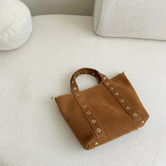 Sac à main OLAIA, fabriqué en Italie avec un cuir suède.

Son design est rehaussé de rivets décoratifs.
Idéal pour une allure sophistiquée au quotidien ou en soirée.

Dimension : 25CM X 17CM X 10CM
Référence : LD116
Matière : Cuir de vachette suède 
Doublure : textile 
Fabriqué en Italie