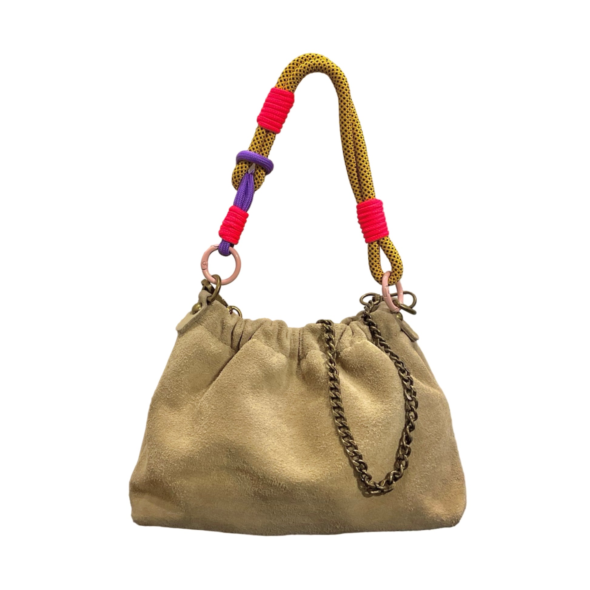 Le sac Plissa (taille S) est un modèle en cuir suède doté d'un cordon tressé, doublé d'une chaîne en bronze.
Fabriqué en Italie, ce petit sac séduit par son design unique au fini plissé et au toucher velouté. Soyez la première à porter le sac Plissa : un design loin du déjà-vu, conçu pour celles qui aiment devancer la tendance.

Dimensions : 23 cm x 17 cm x 7 cm
Porté : Main, bandoulière ou épaule
Personnalisation : Modulable selon vos envies, vous pouvez changé le cordon et la chaîne.