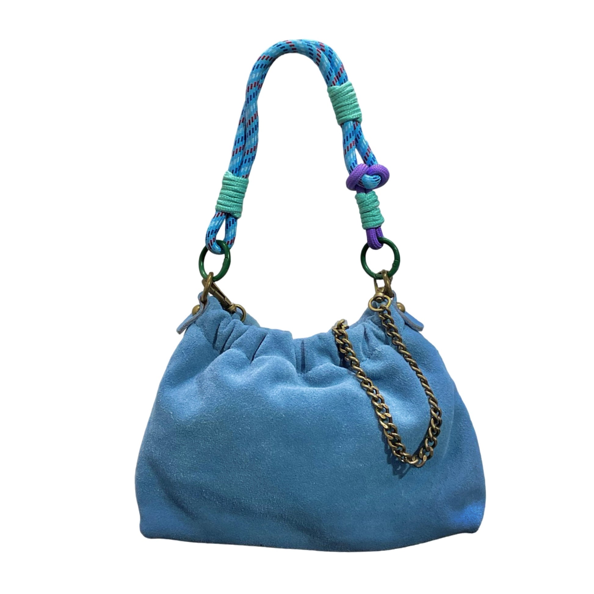 Le sac Plissa (taille S) est un modèle en cuir suède doté d'un cordon tressé, doublé d'une chaîne en bronze.
Fabriqué en Italie, ce petit sac séduit par son design unique au fini plissé et au toucher velouté. Soyez la première à porter le sac Plissa : un design loin du déjà-vu, conçu pour celles qui aiment devancer la tendance.

Dimensions : 23 cm x 17 cm x 7 cm
Porté : Main, bandoulière ou épaule
Personnalisation : Modulable selon vos envies, vous pouvez changé le cordon et la chaîne.