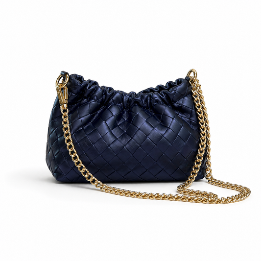 Le sac à main Plissa en cuir tressé, fabriqué en Italie, séduit par son design élégant et son effet plissé.

Référence :  LV020
Dimension : 23CM X 17 CM X 7CM
Matière : Cuir de vachette tressé
Doublure : textile
Fabriqué en Italie