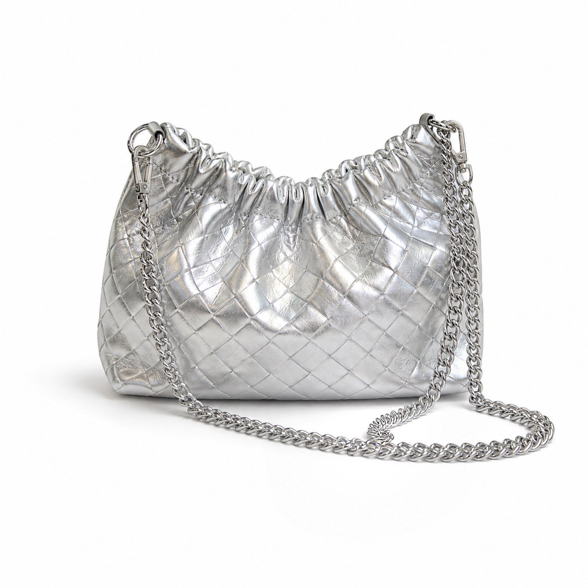 Le sac Plissa (taille S) est un modèle en cuir tressé doté d'une chaîne en or.
Fabriqué en Italie, ce petit sac séduit par son design unique au fini plissé. Un design loin du déjà-vu, conçu pour celles qui aiment devancer la tendance. Ce modèle dispose d'une chaîne amovible pour un porté main, épaule ou bandoulière selon vos envies.

Dimensions : 23 cm x 17 cm x 7 cm
Matière : Cuir de vachette tressé
Fermeture : Pression