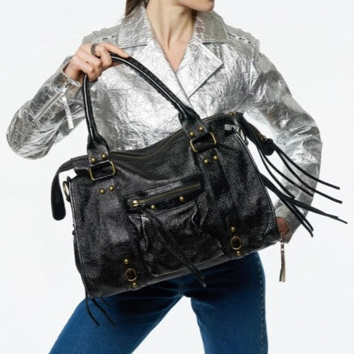 Sac en cuir irisé porté à la main par une mannequin, de couleur noir et de taille L. Peut contenir un ordinateur max 16 pouces.