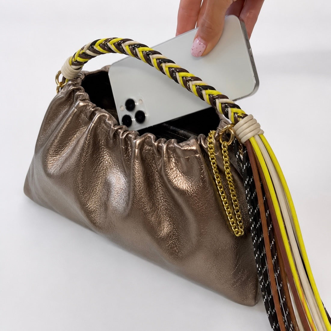 Le sac Plissa (taille M) est un modèle en cuir irisé doté d'un cordon tressé à franges, doublé d'une chaîne en or.
Fabriqué en Italie, ce petit sac séduit par son design unique au fini plissé.

Dimensions : 25 cm x 17 cm x 9.5 cm
Matière : Cuir de vachette irisé
Provenance : Fabriqué en Italie
Porté : Main (avec le cordon), bandoulière ou épaule (avec la chaîne).
Personnalisation : Modulable selon vos envies.
Fermeture : fermeture avec une pression.
Existe également en tailles S et L.
