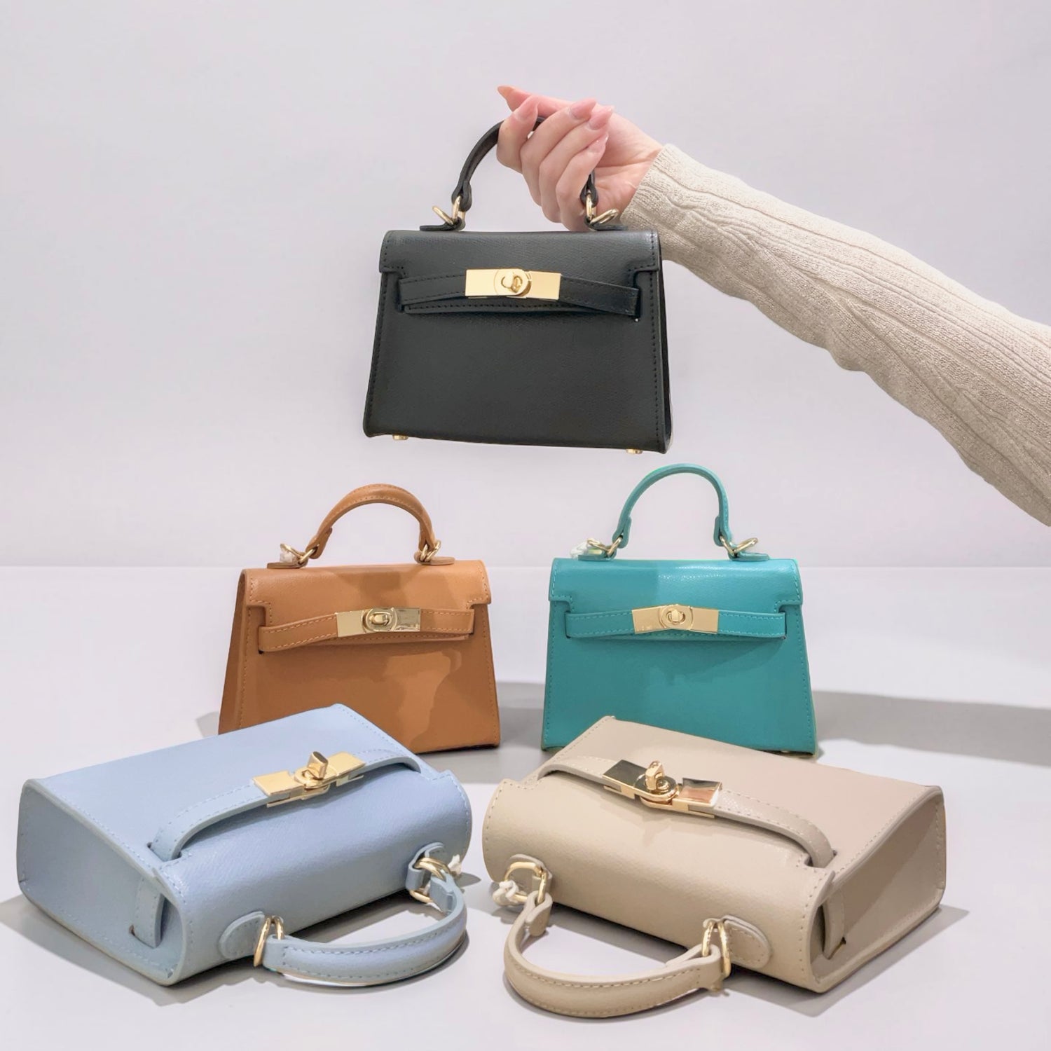 Petit sac à main en cuir grainé italien nommé Stella, de la marque Louisa Lee. 
Existe en deux tailles : Large et mini.
Existe en plusieurs couleurs.
Peut se porter à la main ou croisé avec sa bandoulière intégrée.
Louisa Lee marque de maroquinerie en cuir.