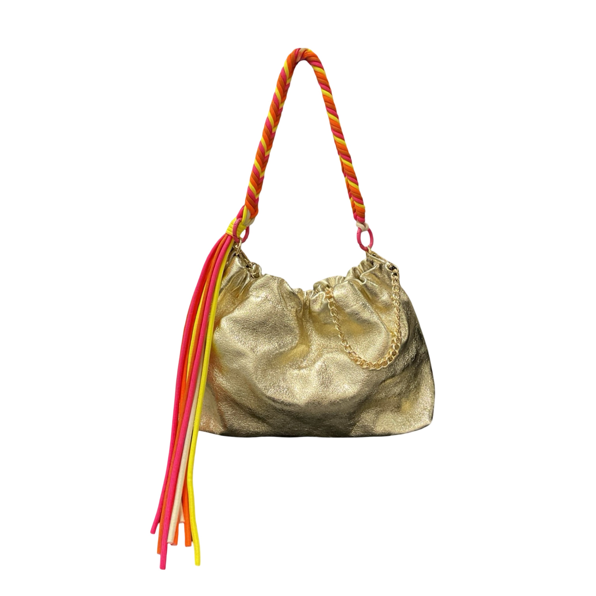 Le sac Plissa (taille M) est un modèle en cuir irisé doté d'un cordon tressé à franges, doublé d'une chaîne en or.
Fabriqué en Italie, ce petit sac séduit par son design unique au fini plissé.

Dimensions : 25 cm x 17 cm x 9.5 cm
Matière : Cuir de vachette irisé
Provenance : Fabriqué en Italie
Porté : Main (avec le cordon), bandoulière ou épaule (avec la chaîne).
Personnalisation : Modulable selon vos envies.
Fermeture : fermeture avec une pression.
Existe également en tailles S et L.