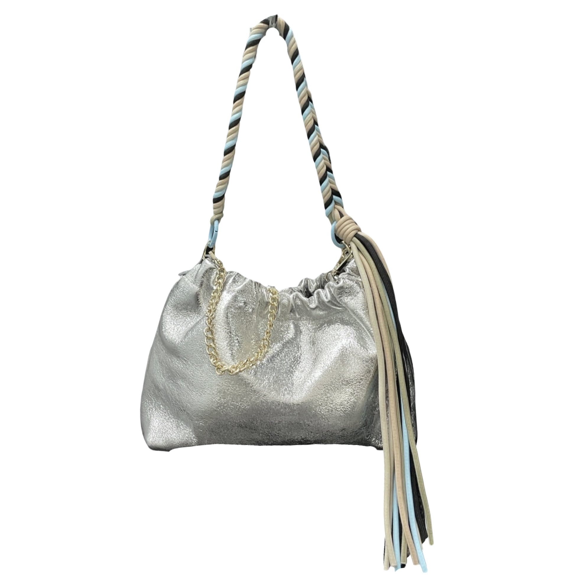 Le sac Plissa (taille M) est un modèle en cuir irisé doté d'un cordon tressé à franges, doublé d'une chaîne en or.
Fabriqué en Italie, ce petit sac séduit par son design unique au fini plissé.

Dimensions : 25 cm x 17 cm x 9.5 cm
Matière : Cuir de vachette irisé
Provenance : Fabriqué en Italie
Porté : Main (avec le cordon), bandoulière ou épaule (avec la chaîne).
Personnalisation : Modulable selon vos envies.
Fermeture : fermeture avec une pression.
Existe également en tailles S et L.