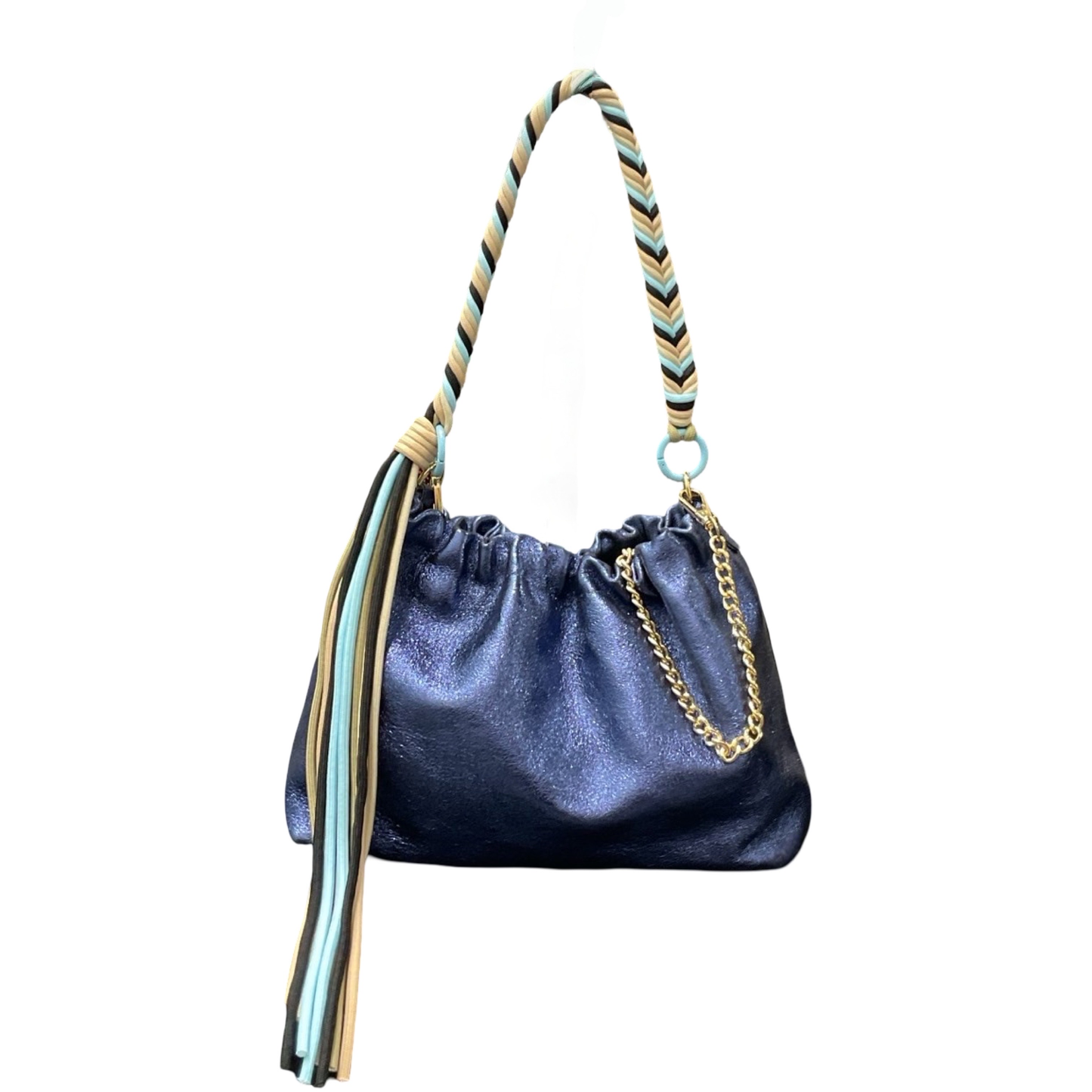 Le sac Plissa (taille M) est un modèle en cuir irisé doté d'un cordon tressé à franges, doublé d'une chaîne en or.
Fabriqué en Italie, ce petit sac séduit par son design unique au fini plissé.

Dimensions : 25 cm x 17 cm x 9.5 cm
Matière : Cuir de vachette irisé
Provenance : Fabriqué en Italie
Porté : Main (avec le cordon), bandoulière ou épaule (avec la chaîne).
Personnalisation : Modulable selon vos envies.
Fermeture : fermeture avec une pression.
Existe également en tailles S et L.