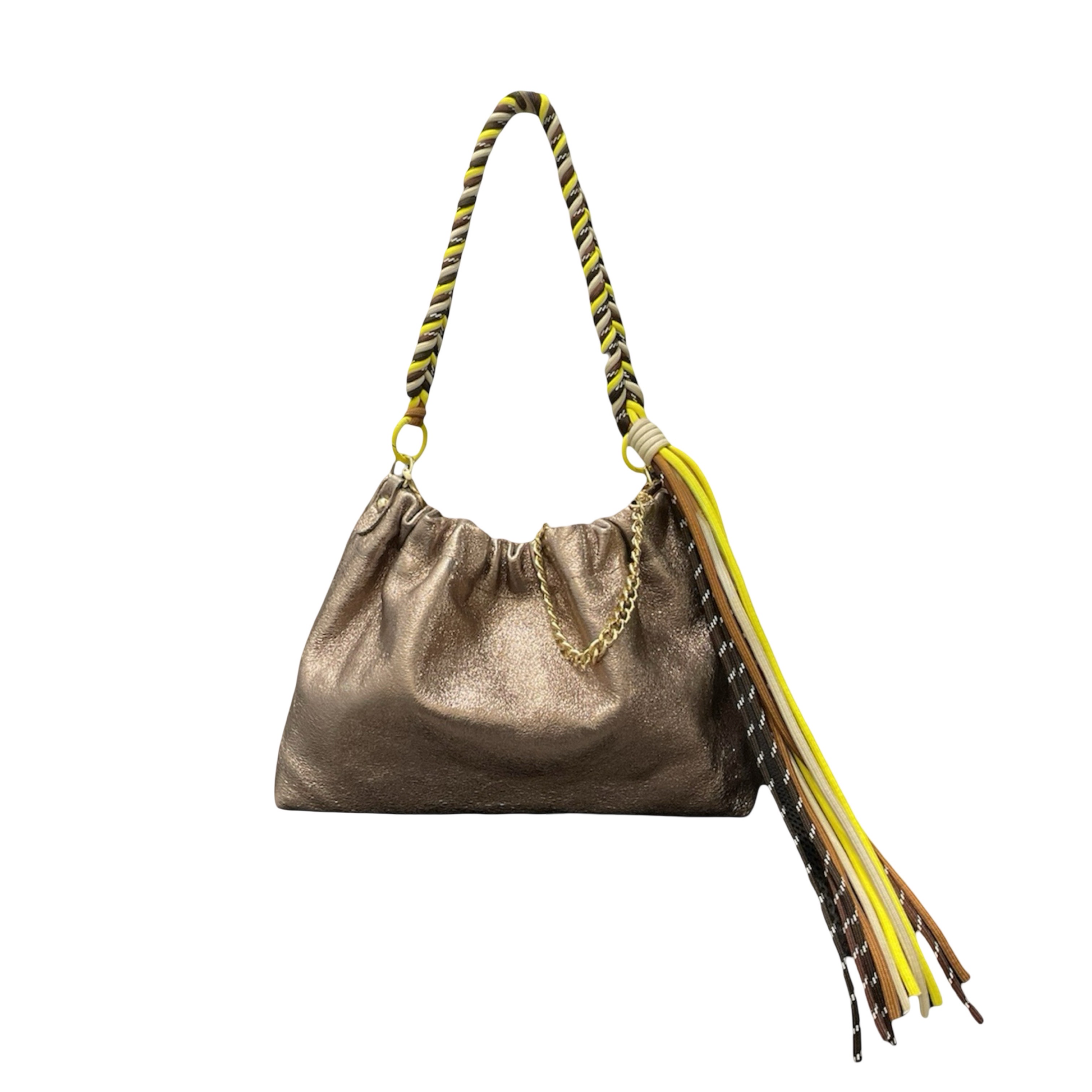 Le sac Plissa (taille M) est un modèle en cuir irisé doté d'un cordon tressé à franges, doublé d'une chaîne en or.
Fabriqué en Italie, ce petit sac séduit par son design unique au fini plissé.

Dimensions : 25 cm x 17 cm x 9.5 cm
Matière : Cuir de vachette irisé
Provenance : Fabriqué en Italie
Porté : Main (avec le cordon), bandoulière ou épaule (avec la chaîne).
Personnalisation : Modulable selon vos envies.
Fermeture : fermeture avec une pression.
Existe également en tailles S et L.