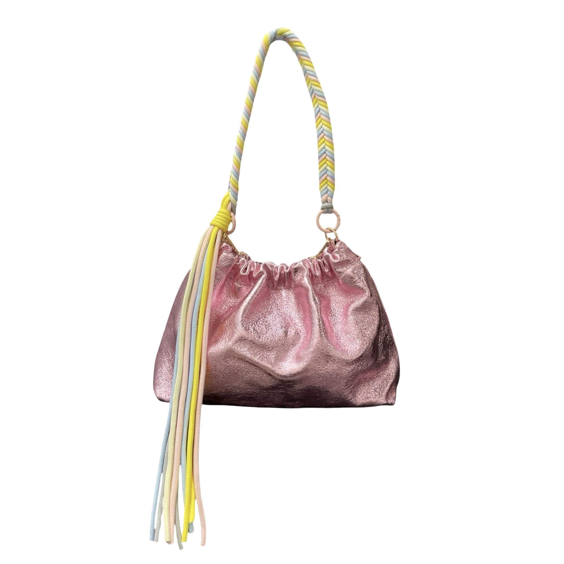 Le sac Plissa (taille M) est un modèle en cuir irisé doté d'un cordon tressé à franges, doublé d'une chaîne en or.
Fabriqué en Italie, ce petit sac séduit par son design unique au fini plissé.

Dimensions : 25 cm x 17 cm x 9.5 cm
Matière : Cuir de vachette irisé
Provenance : Fabriqué en Italie
Porté : Main (avec le cordon), bandoulière ou épaule (avec la chaîne).
Personnalisation : Modulable selon vos envies.
Fermeture : fermeture avec une pression.
Existe également en tailles S et L.