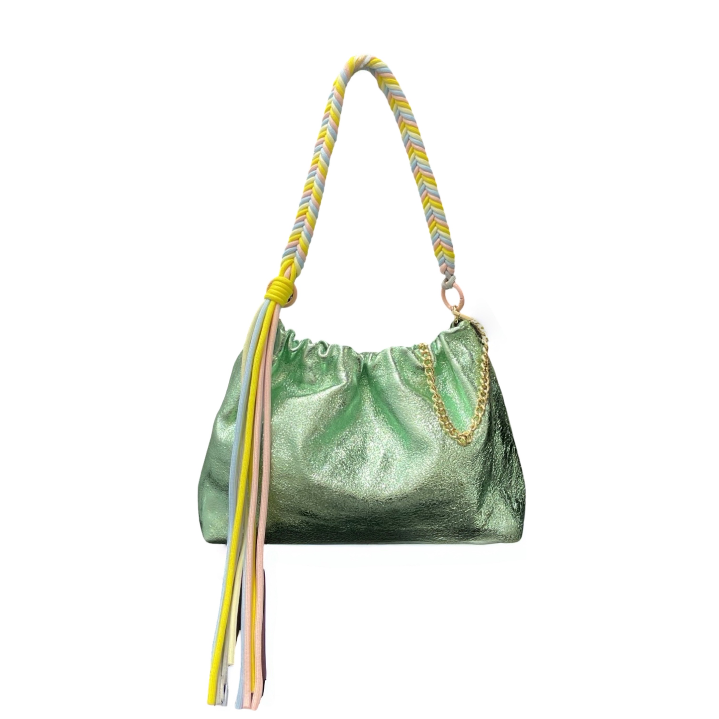 Le sac Plissa (taille M) est un modèle en cuir irisé doté d'un cordon tressé à franges, doublé d'une chaîne en or.
Fabriqué en Italie, ce petit sac séduit par son design unique au fini plissé.

Dimensions : 25 cm x 17 cm x 9.5 cm
Matière : Cuir de vachette irisé
Provenance : Fabriqué en Italie
Porté : Main (avec le cordon), bandoulière ou épaule (avec la chaîne).
Personnalisation : Modulable selon vos envies.
Fermeture : fermeture avec une pression.
Existe également en tailles S et L.