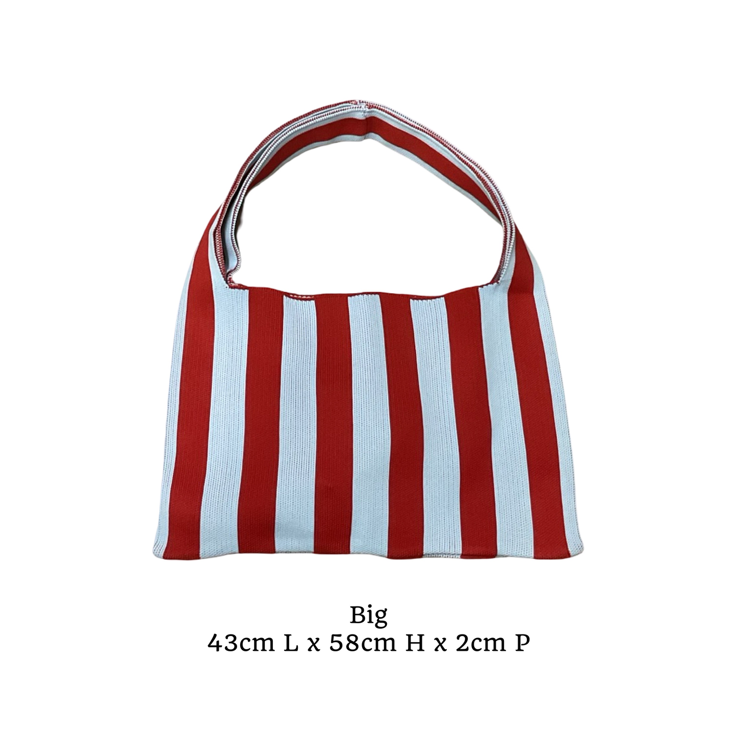 Petit sac à rayures, nommé summer en taille L. De couleur bordeaux et bleu clair.

Sac très tendance sur les réseaux sociaux.

Référence produit : LJ057

Dimensions : 43 cm (Longueur) x 58 cm (Hauteur) x 2 cm (Profondeur)

Matière : Textile

Origine : Fabriqué en Italie par nos artisans maroquiniers.

Polyvalence : Porté main ou épaule selon vos envies.

Détails soignés : Doublure intérieure et finitions bicolores sans coutures apparentes.

Système de fermeture : Conçu avec une ouvert