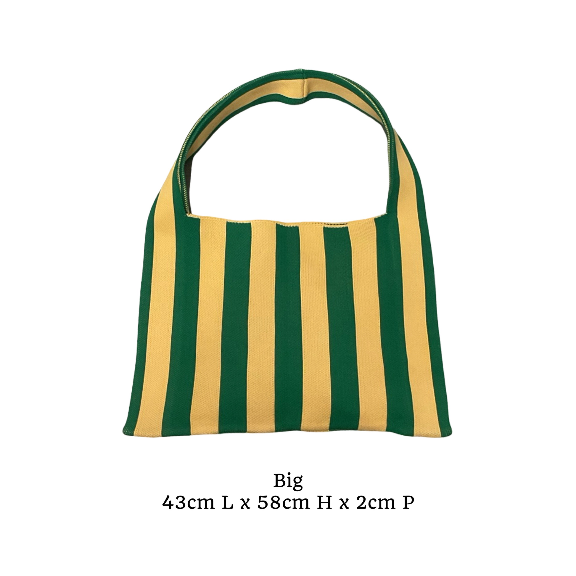 Petit sac à rayures, nommé summer en taille L. De couleur vert et jaune.

Sac très tendance sur les réseaux sociaux.

Référence produit : LJ057

Dimensions : 43 cm (Longueur) x 58 cm (Hauteur) x 2 cm (Profondeur)

Matière : Textile

Origine : Fabriqué en Italie par nos artisans maroquiniers.

Polyvalence : Porté main ou épaule selon vos envies.

Détails soignés : Doublure intérieure et finitions bicolores sans coutures apparentes.

Système de fermeture : Conçu avec une ouvert