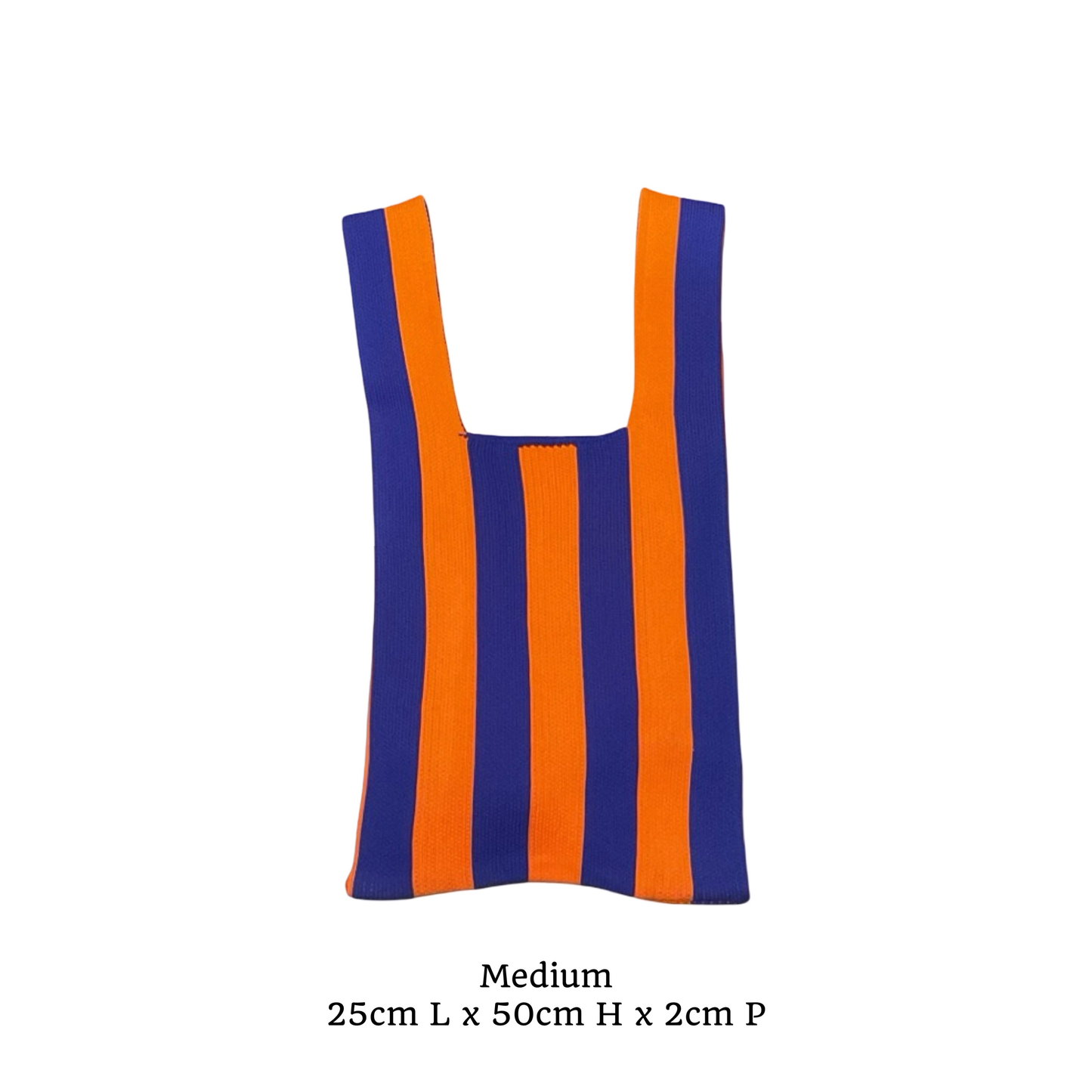 Petit sac à rayures, nommé summer en taille M. De couleur bleu et orange.

Sac très tendance sur les réseaux sociaux.

Référence produit : LJ056

Dimensions : 25 cm (Longueur) x 50 cm (Hauteur) x 2 cm (Profondeur)

Matière : Textile

Origine : Fabriqué en Italie par nos artisans maroquiniers.

Polyvalence : Porté main ou épaule selon vos envies.

Détails soignés : Doublure intérieure et finitions bicolores sans coutures apparentes.

Système de fermeture : Conçu avec une ouvert