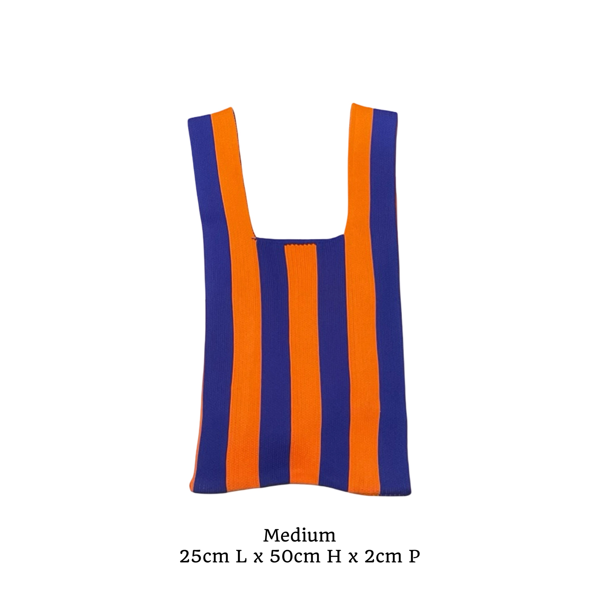 Petit sac à rayures, nommé summer en taille M. De couleur bleu et orange.

Sac très tendance sur les réseaux sociaux.

Référence produit : LJ056

Dimensions : 25 cm (Longueur) x 50 cm (Hauteur) x 2 cm (Profondeur)

Matière : Textile

Origine : Fabriqué en Italie par nos artisans maroquiniers.

Polyvalence : Porté main ou épaule selon vos envies.

Détails soignés : Doublure intérieure et finitions bicolores sans coutures apparentes.

Système de fermeture : Conçu avec une ouvert