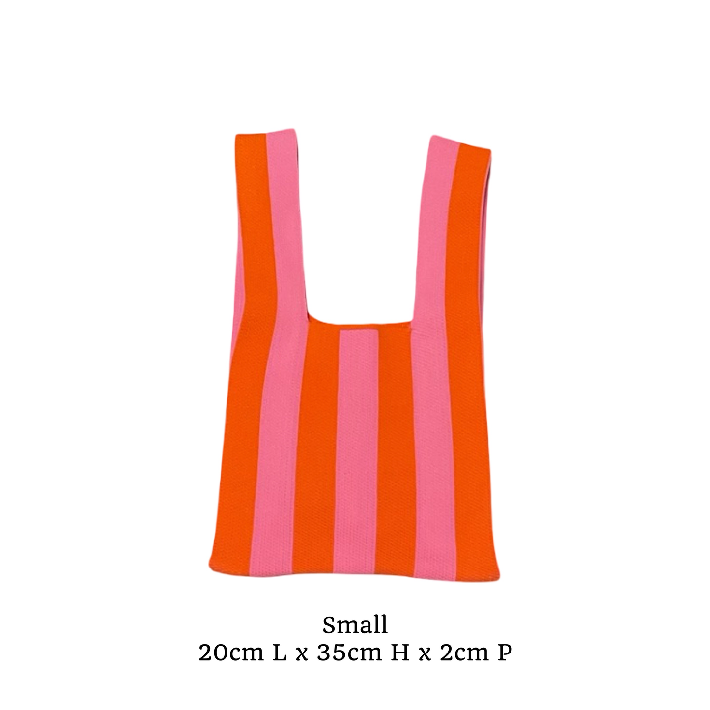 Petit sac à rayures, nommé summer en taille S. De couleur rose et orange.

Sac très tendance sur les réseaux sociaux.

Référence produit : LJ055

Dimensions : 20 cm (Longueur) x 35 cm (Hauteur) x 2 cm (Profondeur)

Matière : Textile

Origine : Fabriqué en Italie par nos artisans maroquiniers.

Polyvalence : Porté main ou épaule selon vos envies.

Détails soignés : Doublure intérieure et finitions bicolores sans coutures apparentes.

Système de fermeture : Conçu avec une ouvert