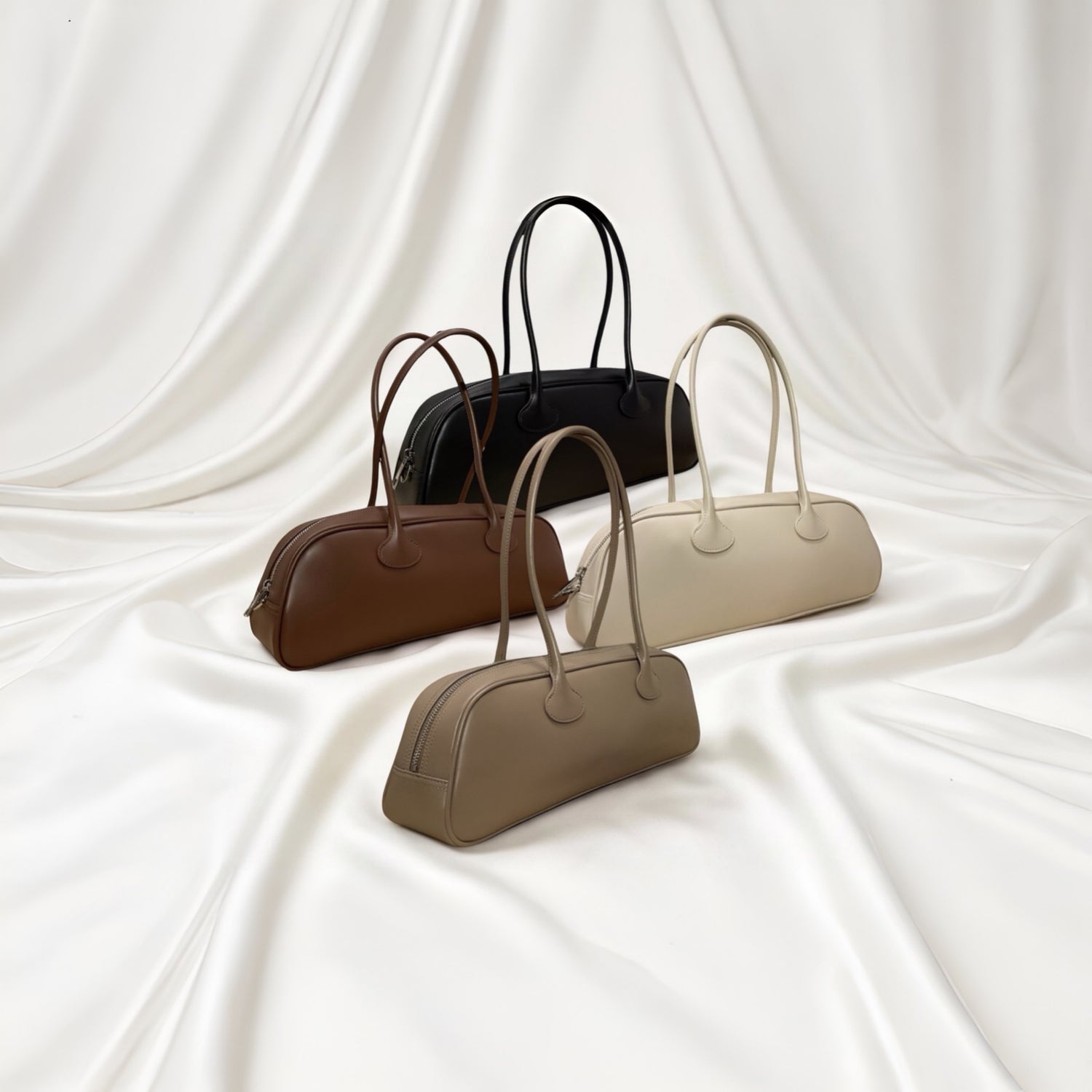 Sac en cuir lisse JADE, une création Louisa Lee qui réinterprète la silhouette iconique du sac baguette avec des lignes allongées modernes.

Matière : 100% véritable cuir lisse.
Dimensions : 42CM X 14CM X 10CM 
Polyvalence : Porté épaule ou porté main.
Fermeture : Zip métallique intégral épousant la courbe du design.
Style : Sac baguette, format Baguette Longue.
Fait main en Italie par nos artisans maroquiniers.