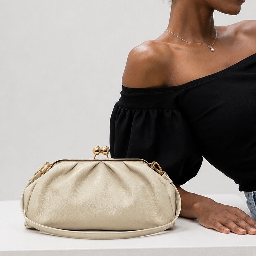 Le sac en bourse Meloro grande taille en cuir avec un fermoir clic-clac.

Référence : LR120
Dimension : 35CM  x 18CM  x 13,5CM
Détails : Bandoulière.
Fermeture : Fermoir cadre métallique doré type vintage
Matière : 100% Cuir véritable grainé.
Design : Forme bourse vintage
Porté : En croisé ou à l'épaule.
Doublure : Textile
Fait en Italie par nos artisans maroquiniers.
