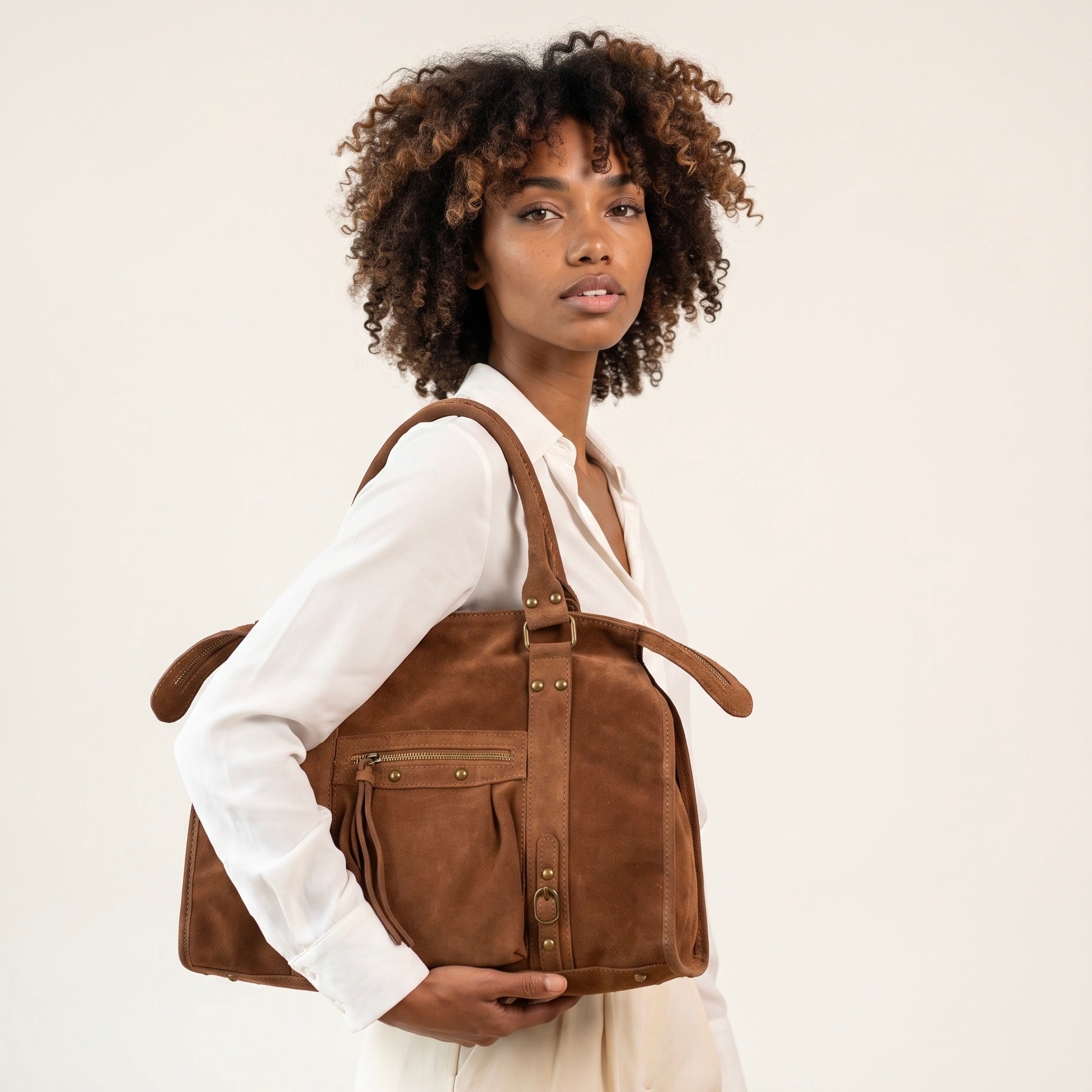 Le sac est en cuir suède, de taille L qui est compatible avec un ordinateur max 16 pouces.