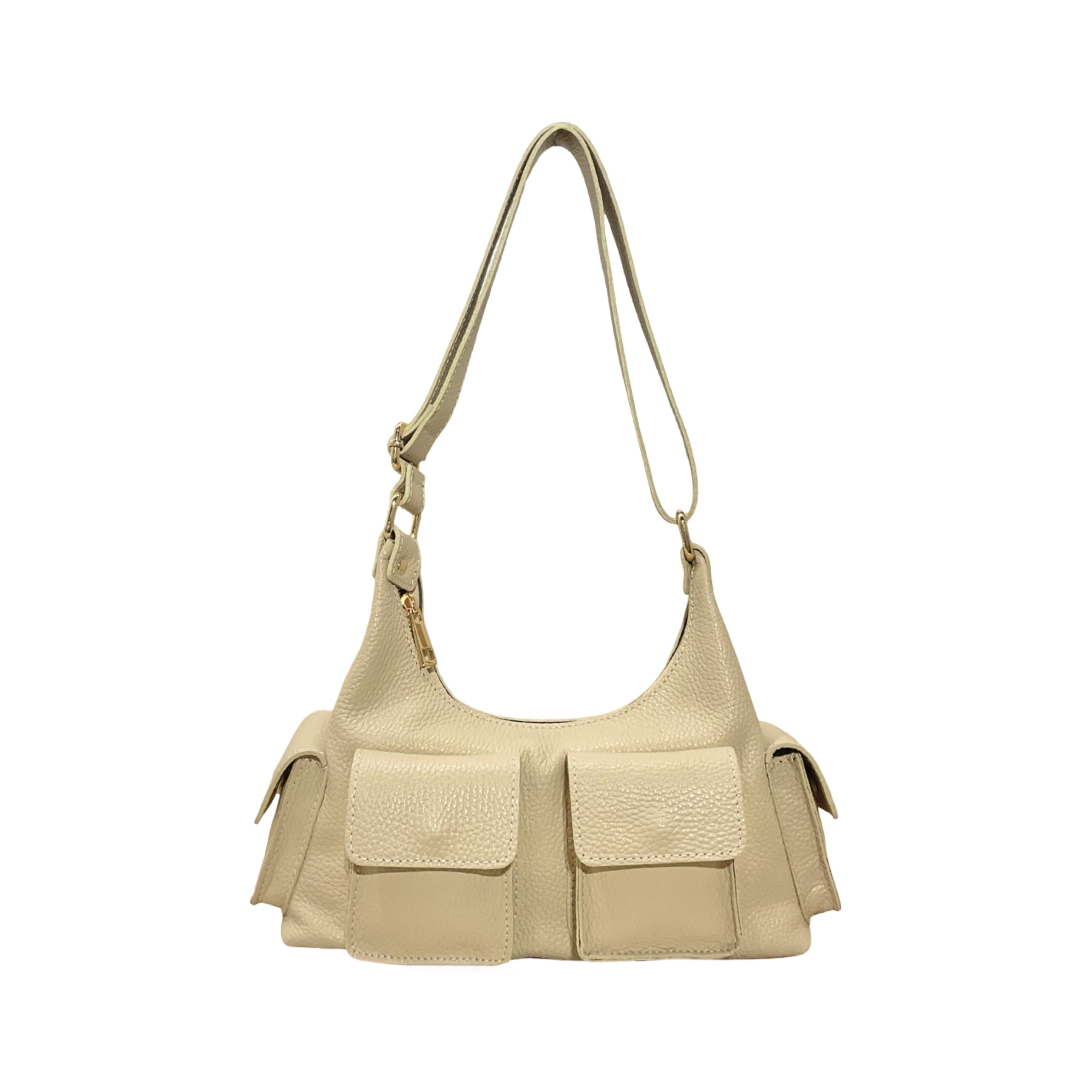 Sac en cuir cargo, ce sac dispose de deux grandes poches à soufflet sur le devant et de poches latérales.

Référence : LR132
Dimension : 30CM X 13CM X 11CM
Matière : Cuir de vachette grainé
Design : Forme cargo avec armature métallique dorée.
Porté bandoulière ou épaule.
Doublure : Textile
Fait main en Italie par nos artisans maroquiniers.
Existe également en cuir suède ou irisé.