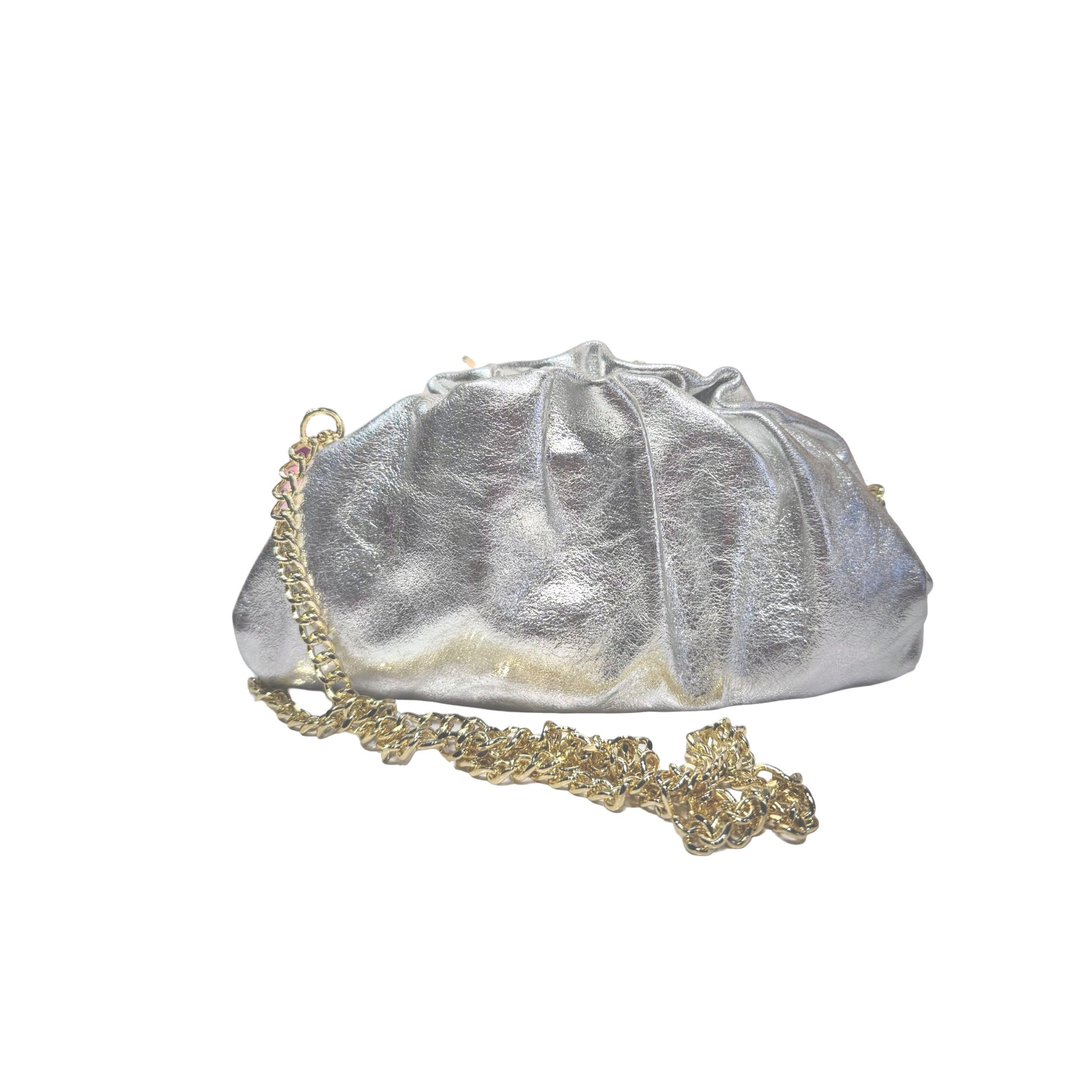 Fabriqué en Italie, ce mini sac porté main ou en bandoulière avec la chainette, séduit par son plissé tendance en cuir irisé. Compact et pratique.

Référence produit : LV016
Dimensions : 23 cm (L) x 13 cm (H) x 6 cm (P)
Matière principale : Cuir de vachette irisé.
Doublure : Textile.
Origine : Fabriqué avec soin en Italie.
Fermeture : Cadre métallique intégré pour un maintien parfait de la forme.
Polyvalence : Un porté épaule grâce à sa chaîne dorée amovible ou porté main en pochette.