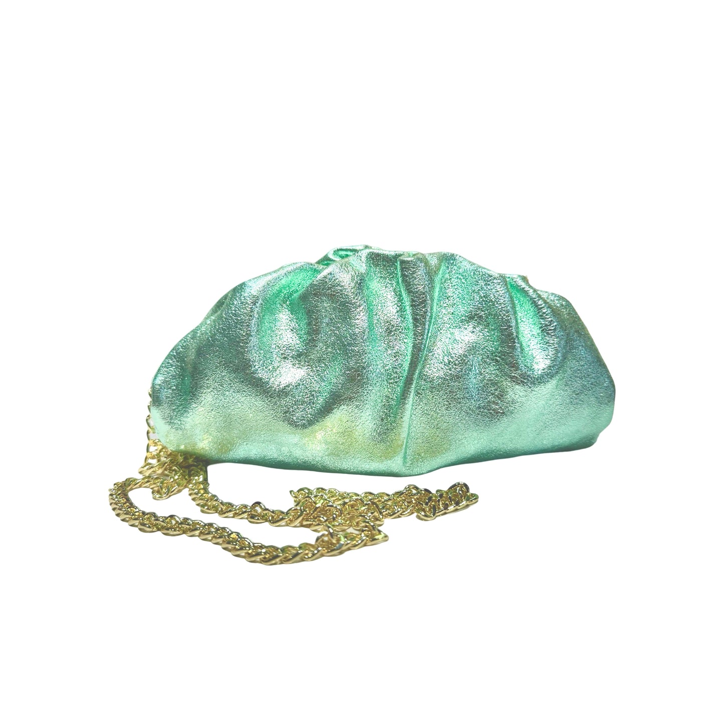 Fabriqué en Italie, ce mini sac porté main ou en bandoulière avec la chainette, séduit par son plissé tendance en cuir irisé. Compact et pratique.

Référence produit : LV016
Dimensions : 23 cm (L) x 13 cm (H) x 6 cm (P)
Matière principale : Cuir de vachette irisé.
Doublure : Textile.
Origine : Fabriqué avec soin en Italie.
Fermeture : Cadre métallique intégré pour un maintien parfait de la forme.
Polyvalence : Un porté épaule grâce à sa chaîne dorée amovible ou porté main en pochette.