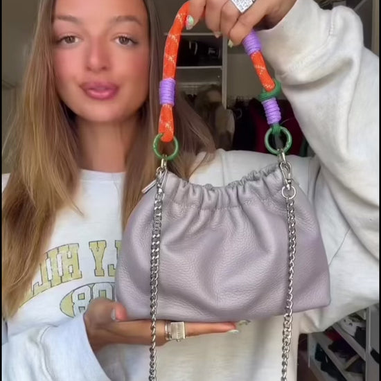 Cette vidéo met en scène le sac plissa sous tous les angles, avec son cordon tressé et sa chaîne argenté.
Vidéo de présentation du sac Plissa, en cuir grainé, taille s, couleur lilas.