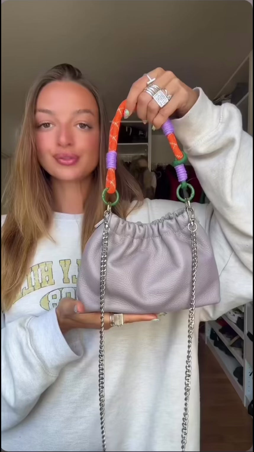 Cette vidéo met en scène le sac plissa sous tous les angles, avec son cordon tressé et sa chaîne argenté.
Vidéo de présentation du sac Plissa, en cuir grainé, taille s, couleur lilas.