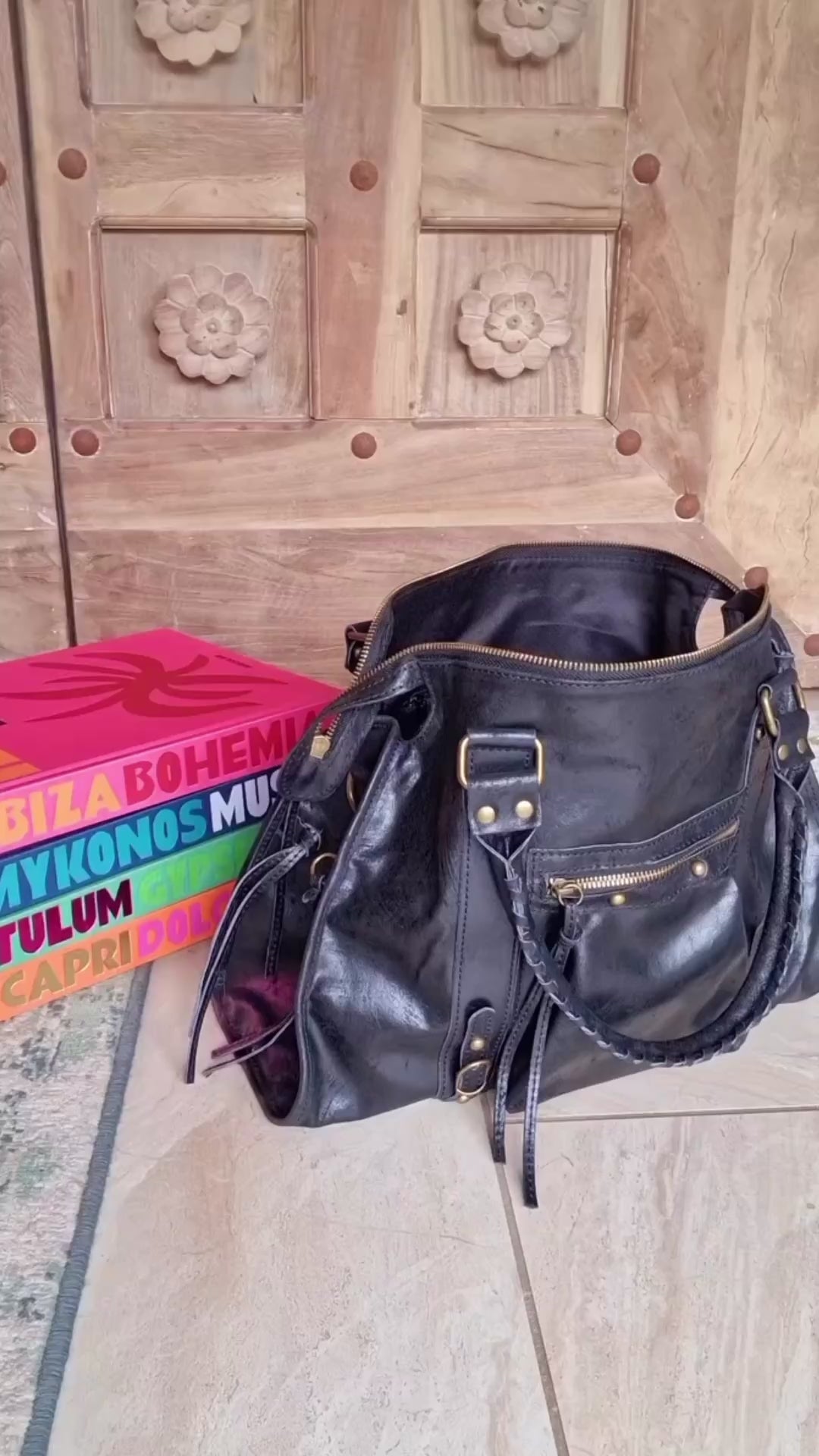 Vidéo démonstration de l'intérieur du sac Capucine en cuir mate taille L